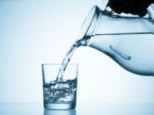 Φωτογραφία για Γιατί πρέπει να πίνουμε δυο ποτήρια νερό πριν φάμε;