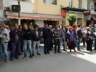 Φωτογραφία για Πάτρα: Ο δήμαρχος έβαλε λουκέτο ... στο δημαρχείο! Μαζί με τους εργαζόμενους στην κατάληψη ο Κώστας Πελετίδης!