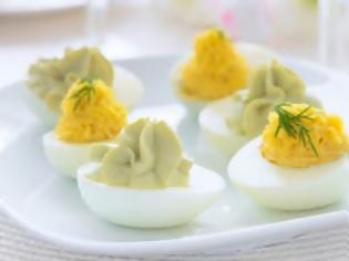 Φωτογραφία για Σας περίσσεψαν πασχαλινά αυγά; Αβγά γεμιστά!