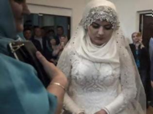 Φωτογραφία για ΘΛΙΨΗ: 17χρονη έφηβη δεν μπορεί να συγκρατήσει τα δάκρυά της όταν την παντρεύουν με το ζόρι με 50άρη