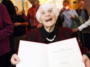 Φωτογραφία για 77 χρόνια μετά πήρε το διδακτορικό που της είχαν στερήσει οι Ναζί!