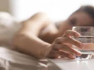 Φωτογραφία για Μεγάλη προσοχή: ΠΟΤΕ να μην πίνετε νερό από ποτήρι που έχετε δίπλα σας το βράδυ. Διαβάστε γιατί...