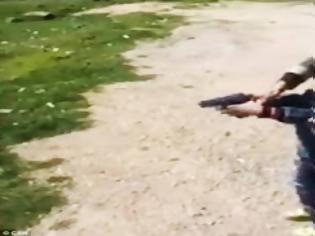 Φωτογραφία για Σάλος! Τούρκος μαθαίνει στον 5χρονο γιο του να... πυροβολεί