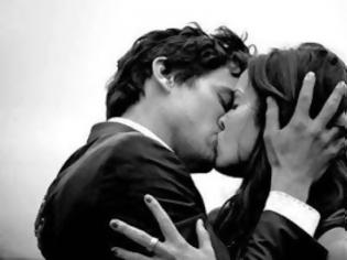 Φωτογραφία για Ξέρετε γιατί κλείνουμε τα μάτια μας όταν φιλιόμαστε;