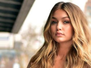 Φωτογραφία για Τι έγραφε το μπλουζάκι της Gigi Hadid που τρέλανε τους πάντες; [photo]