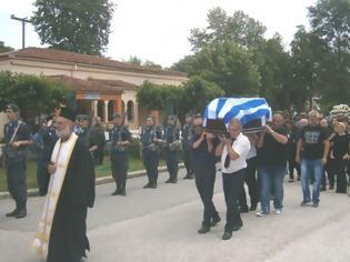 Φωτογραφία για Στέρεψαν τα δάκρυα στην κηδεία του Ανθυποσμηναγού στον Τύρναβο. Το Υπουργείο Άμυνας τίμησε τη μνήμη του