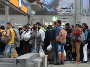 Φωτογραφία για Απίστευτο! Οι πρόσφυγες κάνουν ουρές για να πάνε στη Γερμανία να φτιάξουν τη ζωή τους και εκεί τους προσλαμβάνουν με...