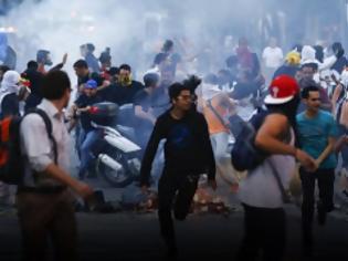 Φωτογραφία για Εκτός ελέγχου η κατάσταση στη Βενεζουέλα: Ο κόσμος λεηλατεί τα μαγαζιά για να φάει