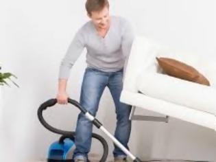 Φωτογραφία για Έρευνα: Γιατί οι άντρες αποφεύγουν να κάνουν οικιακές δουλειές