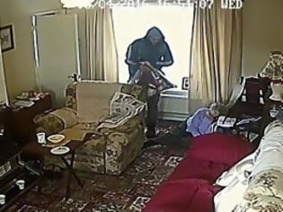 Φωτογραφία για ΣΟΚ: Βίντεο με διαρρήκτη να βγάζει Νοκ Αουτ ΗΛΙΚΙΩΜΕΝΗ μέσα στο σπίτι της