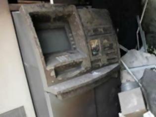 Φωτογραφία για Ερυθρές: Ανατίναξαν το ATM. Σοβαρές ζημιές στην τράπεζα στο πόδι η αστυνομία