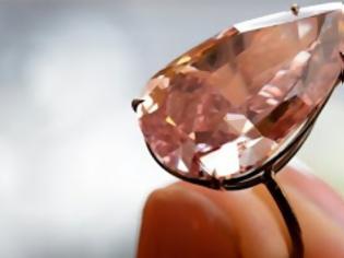 Φωτογραφία για Πόσο πουλήθηκε το ροζ διαμάντι που βλέπετε;