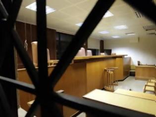 Φωτογραφία για Απίστευτο περιστατικό στα δικαστήρια της Πάτρας: Χρωστάω στο δημόσιο; Βρείτε τα με τον Σώρρα!