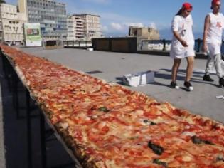 Φωτογραφία για Στη Νάπολη έφτιαξαν τη μεγαλύτερη πίτσα του κόσμου!