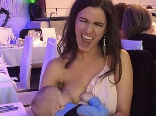 Φωτογραφία για Η φωτογραφία που έγινε viral: Μαμά θηλάζει το μωρό της σε γαμήλιο πάρτι