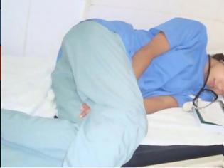 Φωτογραφία για Φωτογράφισαν μία γιατρό να κοιμάται στη βάρδιά της. Δεν περίμεναν όμως ΑΥΤΟ που θα ακολουθούσε!