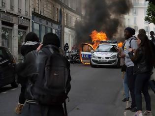 Φωτογραφία για Διαδηλωτές  βάζουν φωτιά σε ένα περιπολικό (Video)