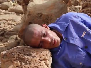 Φωτογραφία για Απίστευτη αγριότητα: Τζιχαντιστής λιώνει το κεφάλι του αιχμαλώτου του με πέτρα... [photos]