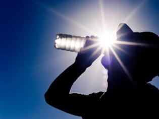 Φωτογραφία για Μεγάλη προσοχή: Τι θα πάθει ένα πλαστικό μπουκάλι αν μείνει στη ζέστη;