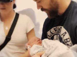 Φωτογραφία για Τυφλή μητέρα βλέπει το μωρό της για πρώτη φορά χάρη στη νέα τεχνολογία! [video]