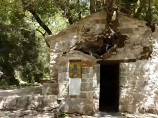 Φωτογραφία για Αγία Θεοδώρα Βάστα: Το μικρό εκκλησάκι με τα 17 δέντρα στη στέγη του [video]