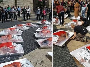Φωτογραφία για Ακτιβιστές μετέτρεψαν το σώμα τους σε «ανθρώπινο κρέας» προς πώληση