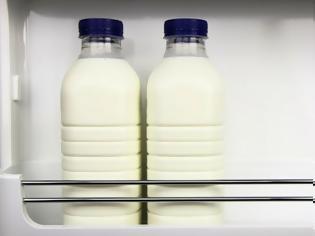 Φωτογραφία για Γιατί δεν πρέπει να βάζετε το γάλα στο πάνω ράφι του ψυγείου