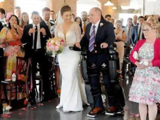 Φωτογραφία για Θα δακρύσετε: Είναι ανάπηρος αλλά συνόδευσε όρθιος την κόρη του στον γάμο της. Δείτε τις απίστευτες εικόνες [photos]