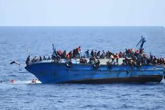 Η στιγμή που αναποδογυρίζει το σκάφος με τους 550 μετανάστες