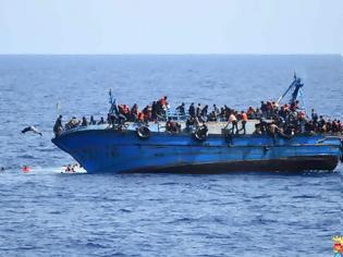 Φωτογραφία για Η στιγμή που αναποδογυρίζει το σκάφος με τους 550 μετανάστες