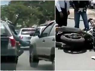 Φωτογραφία για Απίστευτο βίντεο: Βραζιλιάνα τρελάθηκε, προσπαθεί να πατήσει μοτοσικλετιστή