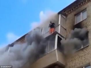 Φωτογραφία για Πενταμελής οικογένεια πηδά από τον πέμπτο όροφο για να γλιτώσει από τις φλόγες – ΒΙΝΤΕΟ