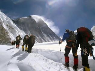 Φωτογραφία για Ο συνωστισμός «σκοτώνει» τους ορειβάτες στο Έβερεστ