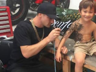 Φωτογραφία για Καλλιτέχνης κάνει απίθανα τατουάζ σε άρρωστα παιδιά! [video]