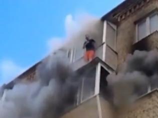 Φωτογραφία για Βίντεο ΣΟΚ! Οικογένεια πηδάει στο κενό για να σωθεί από φωτιά!