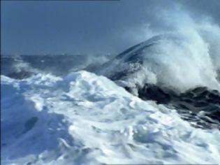 Φωτογραφία για Πλοίο ταξιδεύει μέσα σε κύματα ύψους 20 μέτρων και ανέμους 80 χλμ/ώρα [video]