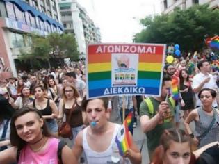 Φωτογραφία για ΚΙ ΟΜΩΣ: Διαμαρτυρία ΚΑΤΑ του Πούτιν στο Σύνταγμα για τις διακρίσεις εις βάρος των... γκέι