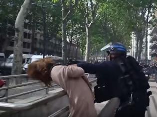 Φωτογραφία για Γάλλος αστυνομικός αρπάζει γυναίκα από το λαιμό και την πετάει στο έδαφος