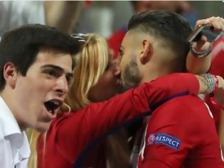 Φωτογραφία για Champions League: To παθιασμένο φιλί του Καράσκο στη γυναίκα του (VIDEO, ΦΩΤΟ)