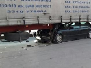 Φωτογραφία για Απίστευτο τροχαίο στη Χίο: Χώθηκαν κάτω από φορτηγό [photo]