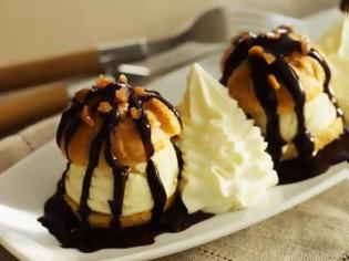 Φωτογραφία για Γλυκιά συνταγή της ημέρας: προφιτερόλ με παγωτό και σάλτσα σοκολάτας.