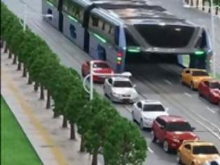 Φωτογραφία για Απλά απίθανο! Αυτό θα είναι το λεωφορείο στο μέλλον και θα καταπίνει την κίνηση στο δρόμο [video]