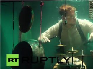 Φωτογραφία για Απίστευτο βίντεο: Παίζουν μουσική... υποβρυχίως! [video]