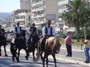 Φωτογραφία για Άλογα και άμαξες έκαναν παρέλαση στο κέντρο του Βόλου - Εντυπωσίασε το θέαμα