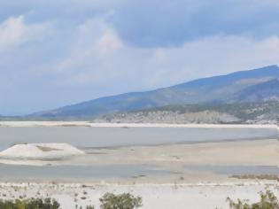Φωτογραφία για «Ξεπάγωσε» η αποκατάσταση της λίμνης Κάρλα