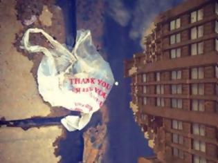 Φωτογραφία για Ακτιβιστές κατασκοπεύουν πλαστικές σακούλες στους δρόμους της Ν. Υόρκης