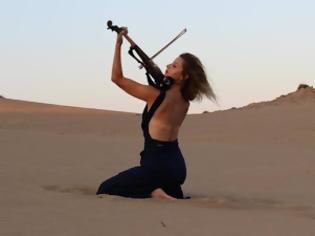 Φωτογραφία για Η βιολίστρια που «προκάλεσε» αμμοθύελλα στην Σαχάρα της Λήμνου... [photo+video]