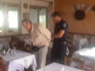 Φωτογραφία για Η στιγμή της σύλληψης του δουλέμπορου - Τον έκαναν τσακωτό κάτοικοι και αστυνομία