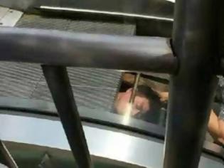 Φωτογραφία για Κυλιόμενη σκάλα «ρούφηξε» άνδρα στην Κίνα! Βίντεο ΣΟΚ!