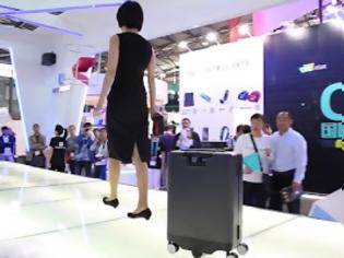 Φωτογραφία για Ρομποτική βαλίτσα «ακολουθεί» μόνη της τον ιδιοκτήτη της! [video]